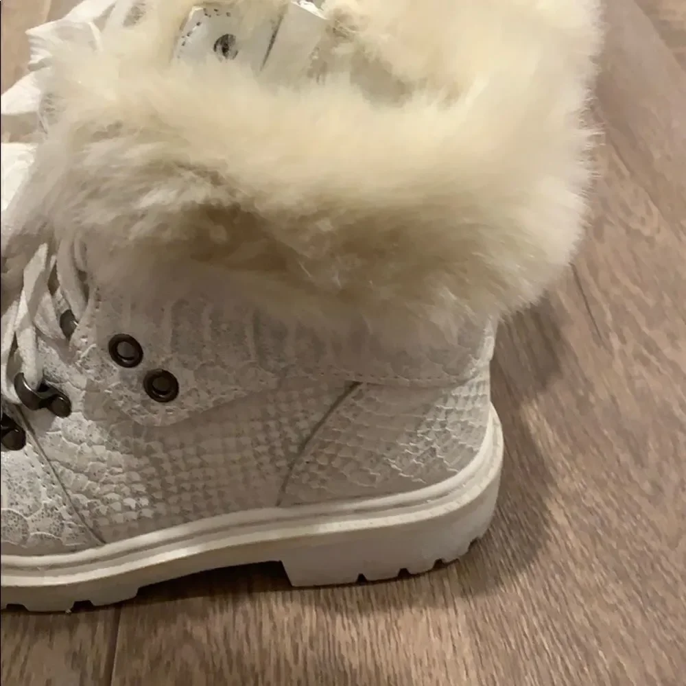 💕Last deal 💕White faux fur trimmed boot